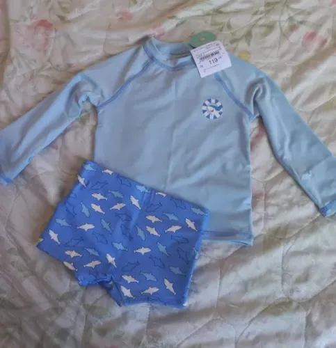 Roupa infantil de praia.