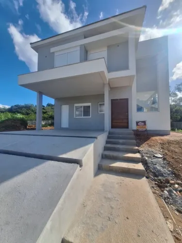 Belíssima casa com 3 dormitórios, sendo1 suíte, escritório e sala de cinema à venda no Con