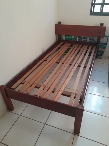 Vendo cama (solteiro) de madeira maciça em ótimo estado.