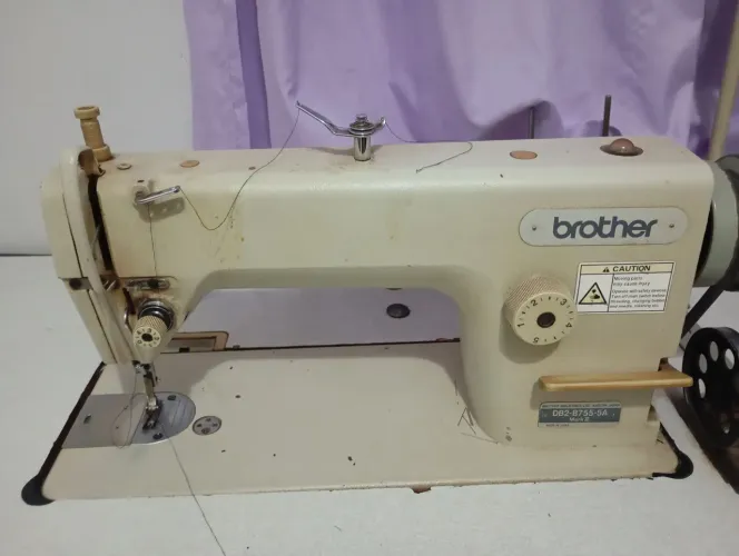Máquina de costura reta Brother