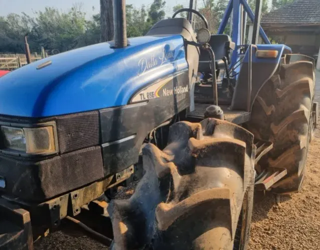 Trator New Holland TL85E ano 2005