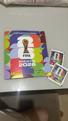 Álbum da Copa com algumas figurinhas coladas + figurinha extra do Messi e Vini Jr