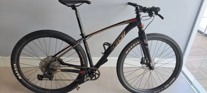Bicicleta MTB Oggi 7.5 TAM 17 Grupo Deore Pneus Maxxis e freios hidráulico Absolute