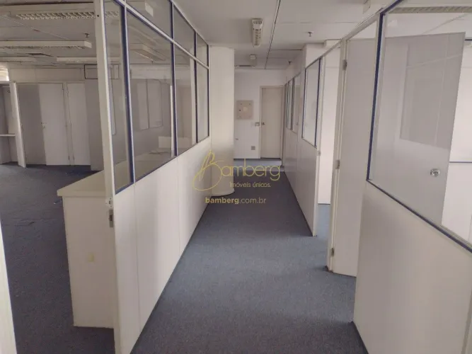 Conjunto comercial de andar todo em região privilegiada.