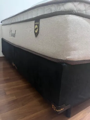 Cama queen seminova