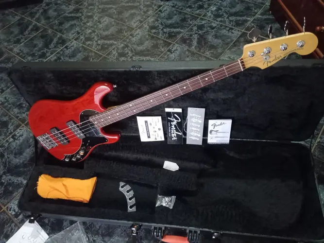 Vendo esse fender dimession americano com case original direto dos USA