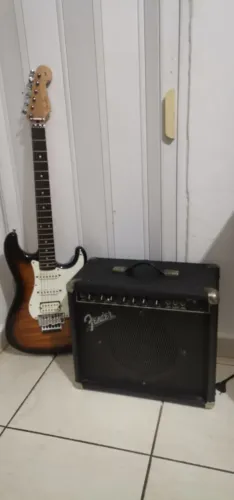 Guitarra Fender Japonesa e Amplificador 