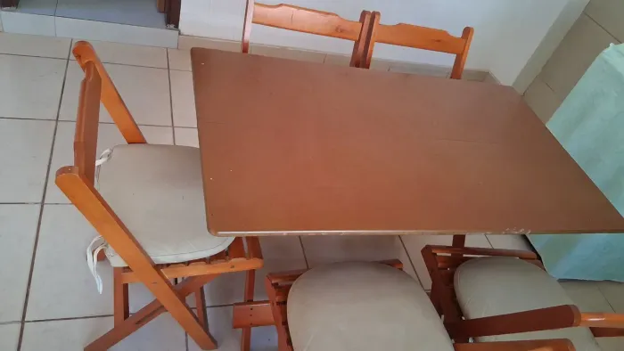 Mesa de madeira com 5 cadeiras