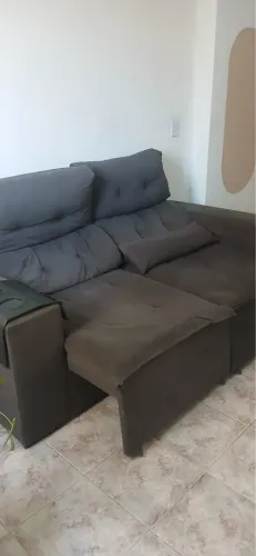 Sofá retrátil cinza