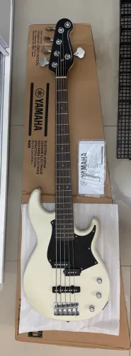 Baixo Yamaha Bb235 Cordas Vintage White Passivo Zero