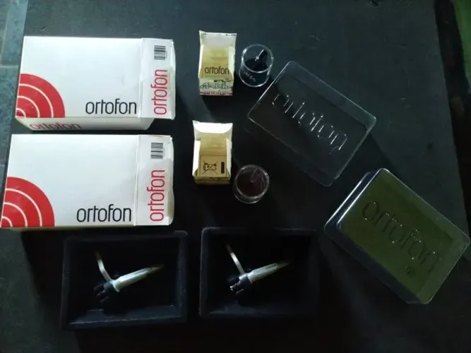 Par de Shell e Agulhas Ortofon Fun Generation nos Estojos Novas