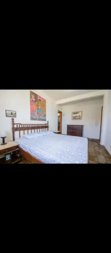 Cama de madeira de lei antiga