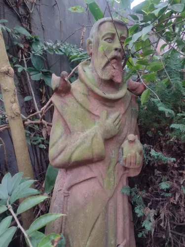 San Francisco de terracota antigo para ser restaurado