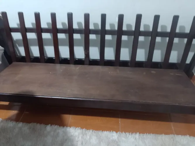 Sofá de madeira jacarandá três lugares 