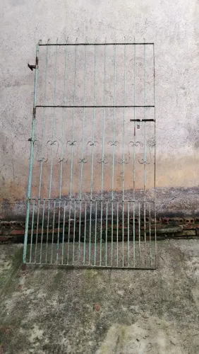 Portao de Ferro 2,40 alt x 1,25 largura. R$ 400,00