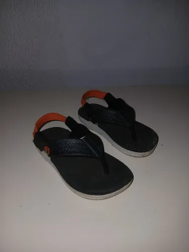 Tênis e sandália infantil