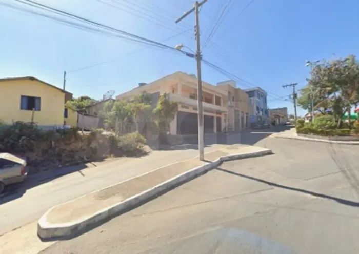 ESMERALDAS/MG  [Fração ideal de 10% sobre] uma casa no Centro
