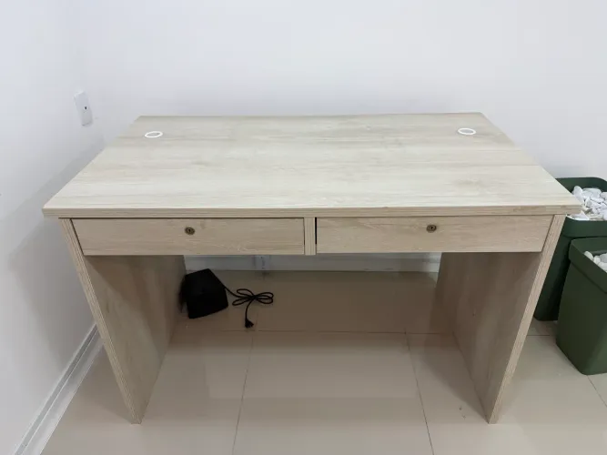 Mesa de escritório com gaveta