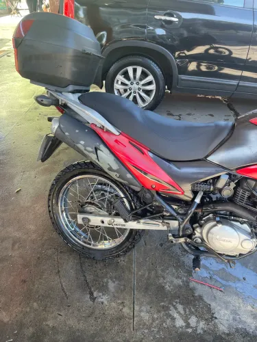 Moto em bom estado mecânica e estofamento em excelente estado
