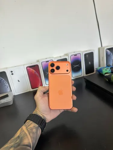 iPhone 14 Pro Max na carcaça do 17 pro Max