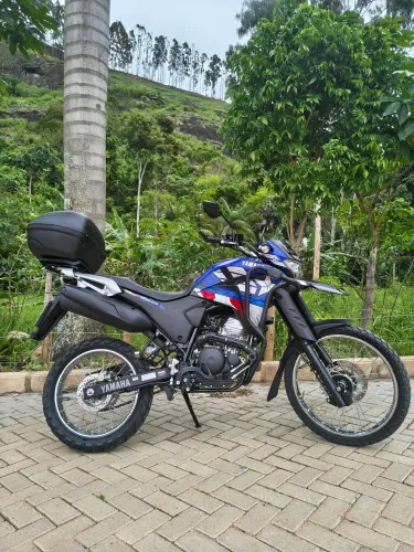 Vendo Lander 2023 Flex com 8mil km. Moto impecável. Acomp. baú e protetor de motor