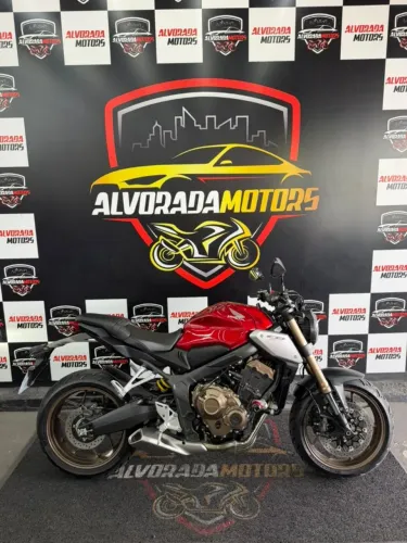 CB 650R 2023 14.300 km apenas. Já emplacada e à pronta entrega