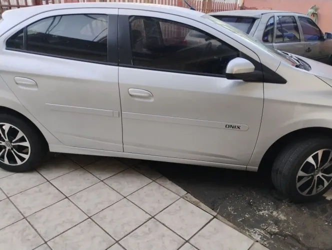 Chevrolet Onix Hatch LT 1.0 8V Flex Power Mec. 4P 2014