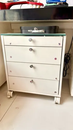 Mesa de cabeceira coringa para todos os quartos e gostos