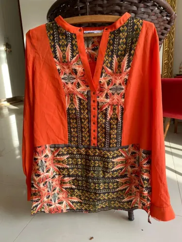 Blusa Le Lis Blanc camisa grife tecido leve laranja estilo indiana manga longa feminina