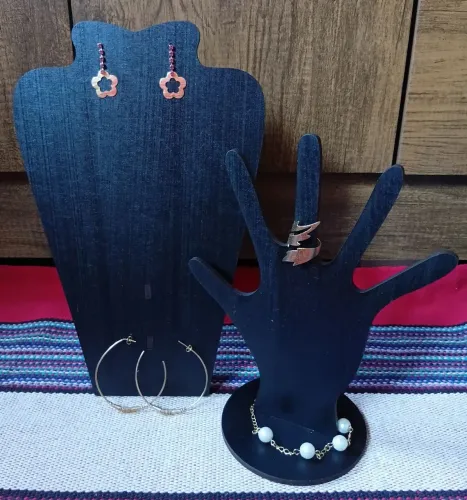 Cinco pulseiras, dois pares de brincos e um anel bijuterias