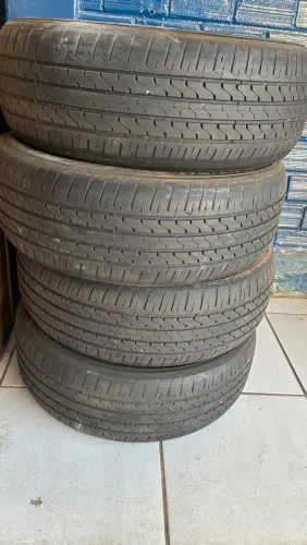 Vendo 4 pneus. 235/55-19 em ótimo estado.