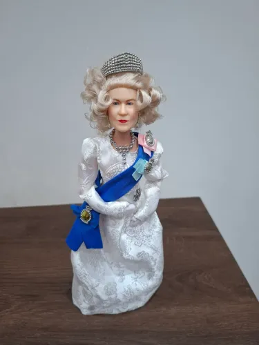 Boneca barbie collector rainha Elizabeth