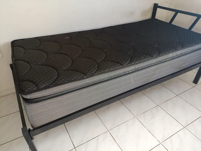 Cama de ferro + colchão solteiro 