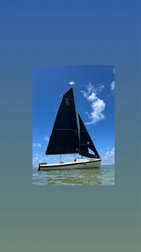 DAY SAILER À VENDA - É SÓ COLOCAR NA ÁGUA E VELEJAR!