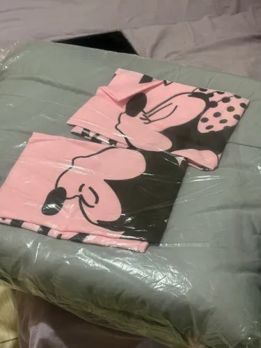1 colcha dupla face, rose e cinza, 4 fronhas (duas cinzas e duas rosas)