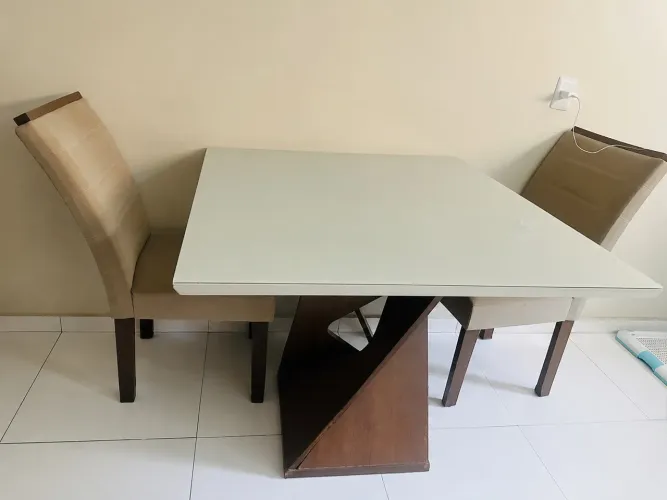 Vendo mesa de vidro com 4 cadeiras 
