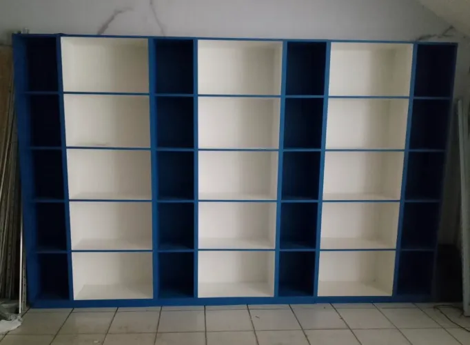 Estante com comeias