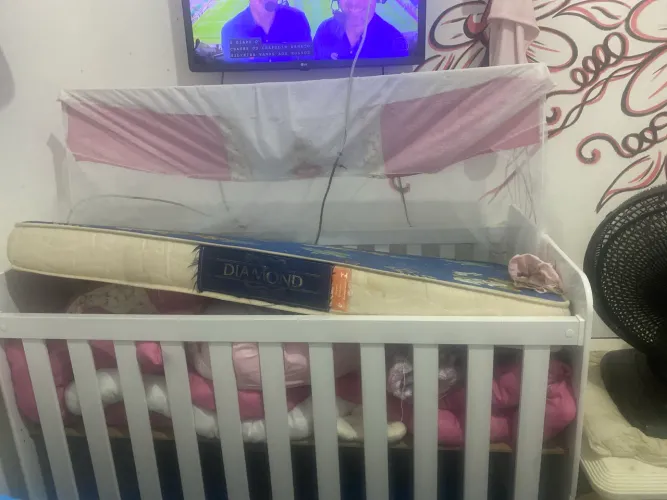 Vende -se um berço americano 3 em 1 com colchão e enxoval de menina completo