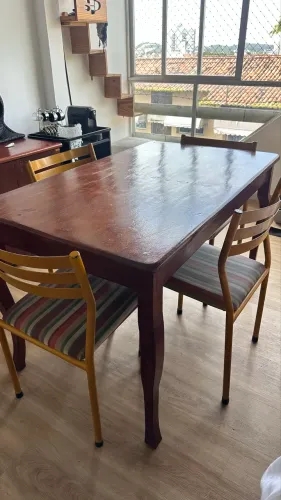 Vendo Mesa madeira maciça 1,30 x 0,70 + 4 cadeiras.