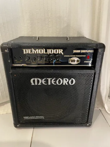 Amplificador de contra baixo meteoro demolidor 