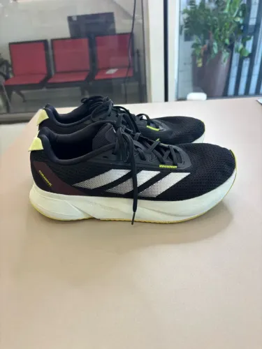 Duramo SL, na cor Core Black / Cloud White / Carbon.