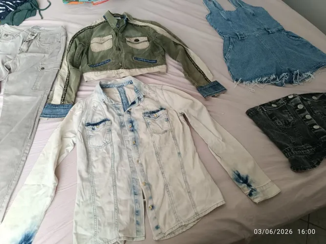 Lote de roupas jeans: jaquetas jardineira calça cropped