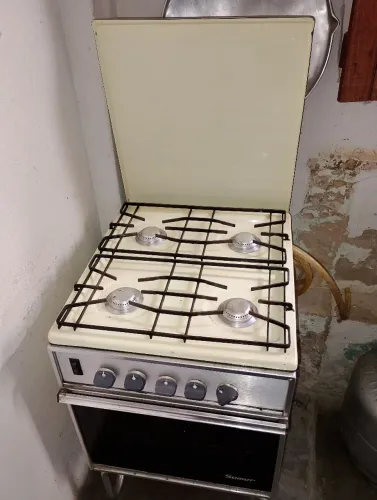 Vendo fogão antigo amarelo esmaltado 4 bocas para quem gosta de enfeitar o ambiente de sit