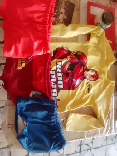 Blusa de praia e 3 sungas