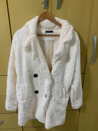 Casaco de Pelúcia Off-White Oversize - SHEIN