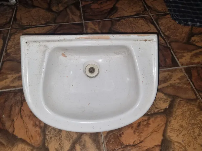 Lavatório de banheiro em cerâmica