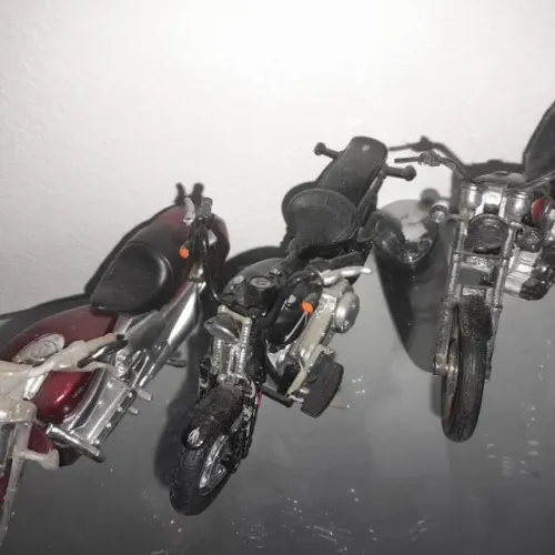 TRES MINIATURAS DE MOTO PARA COLECIONAR E BRINCAR