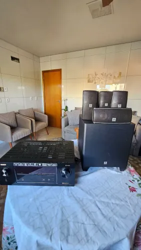Home Theater com Receiver Denon AVR-X e conjunto de caixas acústica e subwoofer JBL Cinema