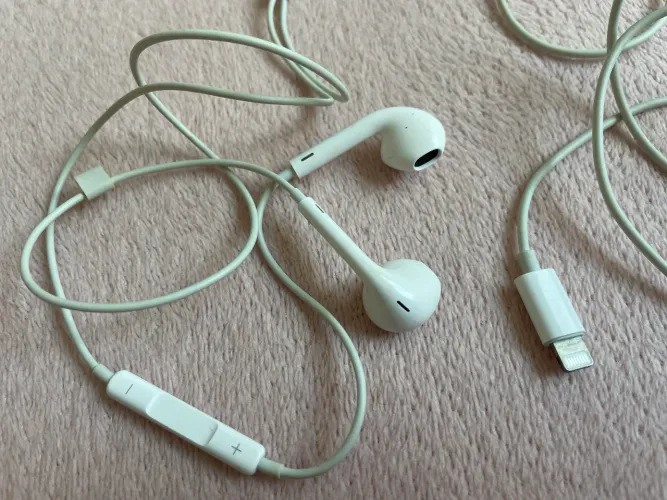 Fone de ouvido Apple EarPods Original com conector Lightning branco