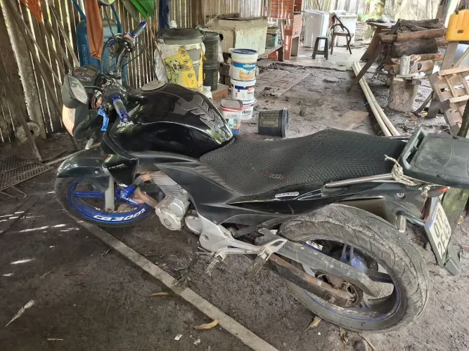 CB 300 no pretinho